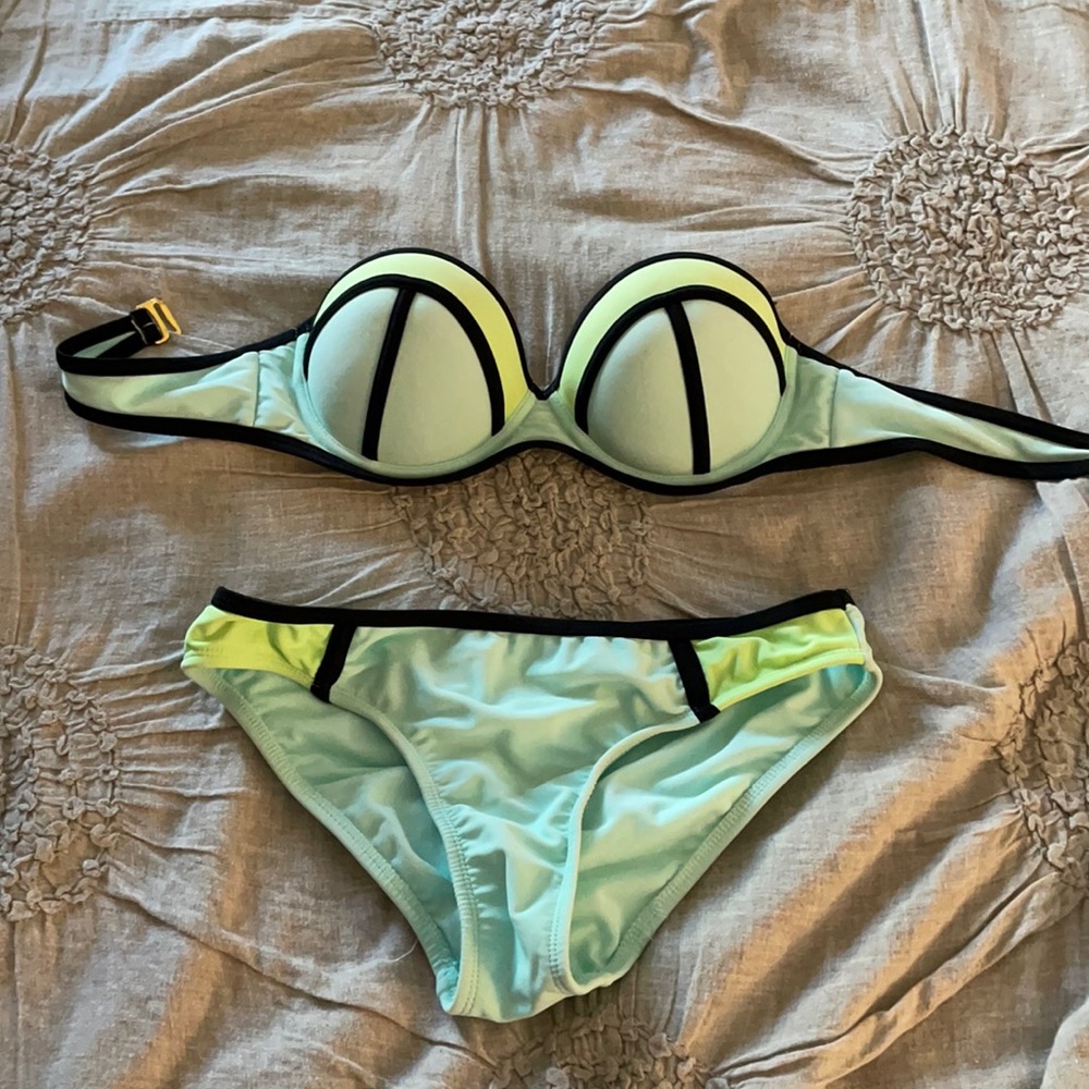 Padded strapless bathing suit w matching bottoms